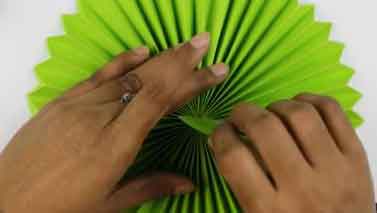 fold the paper in round shape